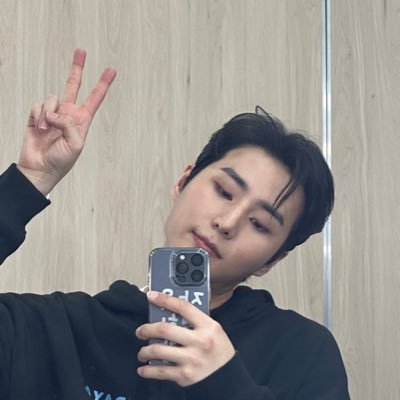cant be normal about that one bassist in day6 ā 100617 ā 112319 ā 022225