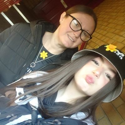 39yo Mami to 3 teenage lunatics👦🏻👦🏻👩🏻
Gym addict 🏋️♀️🏋️♀️
Netballer 🏀🏀
Rugby geek 🏉🏉
Ospreys 🖤🖤
Old English Sheepdog Mami 🖤🤍