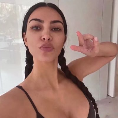 thekimkblog's profile picture. IG: mollsbeautyclicks