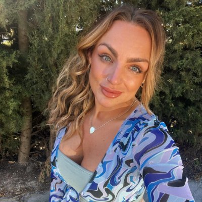 My name is Evelyn, and I'm from California. I am a professional manager and I hope to meet more friends at Twitter!