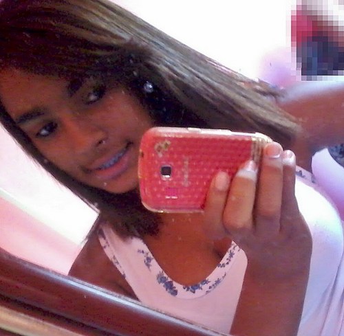 souh uma santista apaixonada pelo @Njr92 
feliiz sagitariiana xatiinha srsrsr  amo  meus amigos 
e  minha  familia e adooroo  novas  amizades
