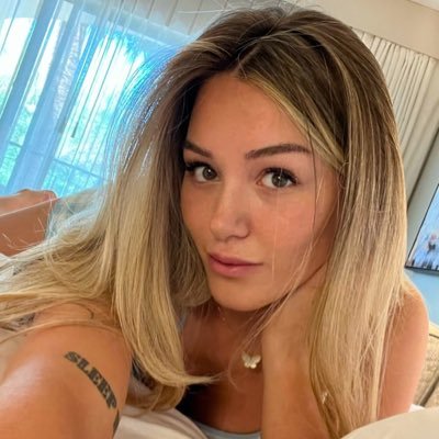 gloria240620's profile picture. 