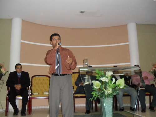 sou cantor, pregador do evangelho, compositor, amo adorar a Deus nas igrejas e ver o senhor derramar de suas benção!