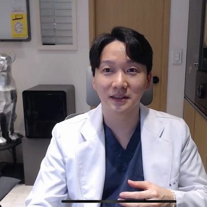 의료 간호사는 등록 간호사(DNP)라고도 하며 환자의 건강 상태를 평가하고, 약물을 투여하고, 생체 신호를 모니터링하고, 기본적인 의료 절차를 수행하고, 환자에게 상태에 대한 교육을 실시하고, 의사와 협력하여 환자의 건강을 최적으로 유지하는 등 환자에게 직접적인 치료를 제공하는 역할을