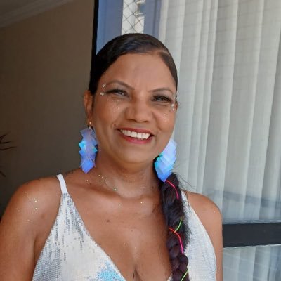professora de português um pouco sumida, mas na luta política por uma democracia radical a partir do meu doutorado em andamento.