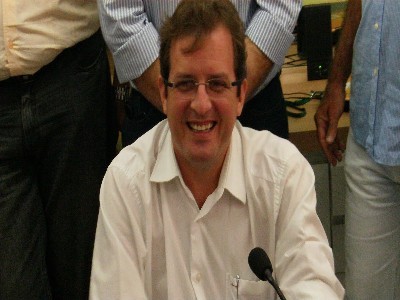 Paraibano, Poeta, advogado, empresário, ex-Prefeito de Sousa, casado e pai... Twitter oficial - atualizado pelo próprio e por sua assessoria.