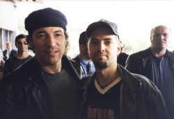 Longtime Bruce Springsteen fan & collector.
Guardian of the #obbac. Dogs owner 🐶🐶. Love of my life my man @djoma85 ❤️