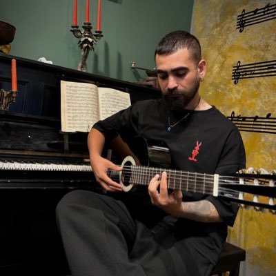 AtesPlayBitches's profile picture. Anason ve etil, tütün ve yeşil, kağıtla kalem, notayla şiir.