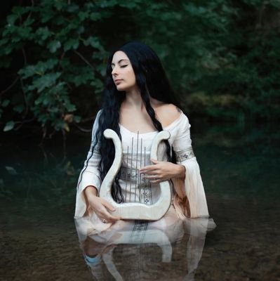 Diseñadora de vestuario y con master en UX Design. Me gustan los videojuegos, las películas de zombies que tienen un 3 en Rotten Tomatoes y los festivales.