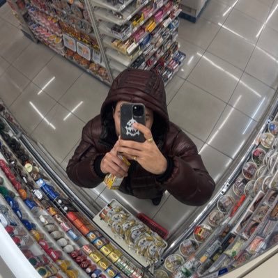 loglaciers's profile picture. lolo yolo