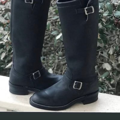 レザーやロングブーツが好きなにおいフェチです。
