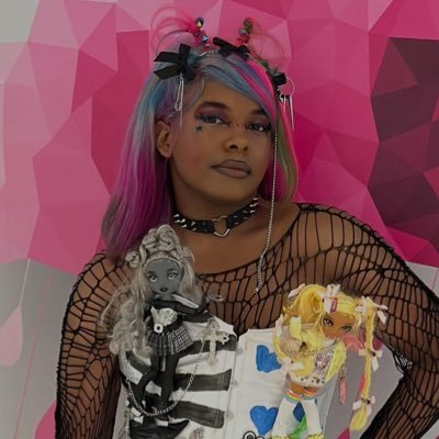 Afrirican 🤎🇵🇷artist🦋🖤✨•24♐️• She/They 🏳️⚧️ Queer 🌈✨known for rainbow hair and chunky shoes 💅🏾🌈💘•#BLM #freepalestine🇵🇸