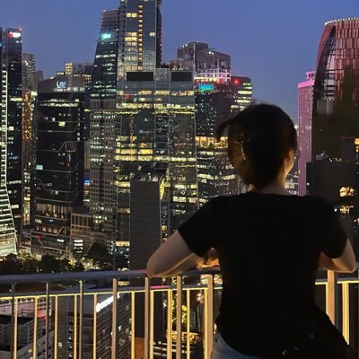 eating__more's profile picture. 就像一只蝴蝶飞过废墟