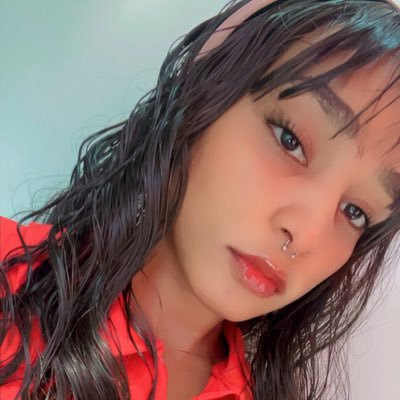 Rosesuli's profile picture. °° في صدرك تعرف أننا لا نُهزَم هذا آخر كلام لا تناقِش أكثر 💙✨