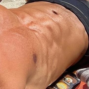 bi, cuckold, chaser. Apaixonado por ursos, gordos mais velhos. E motocross. Muitos fetiches, fics e fantasias