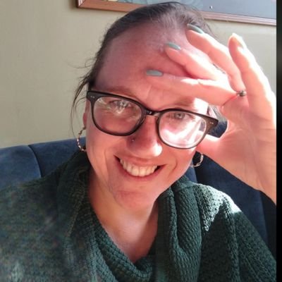40+. Jongensmoeder (september '10 en oktober '13). Wettige echtgenote. Hart op de tong, met een licht Haags accent. Nuchtere levensgenieter in de Achterhoek.