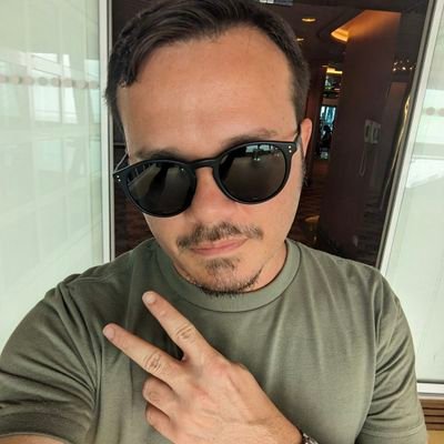 _RobertOnline_'s profile picture. Humanist and Digital Native