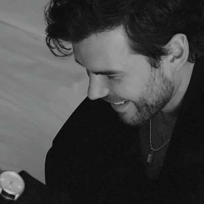 Welcome to @lukenewtongifs, a fan account dedicated to Luke Newton gifs.
