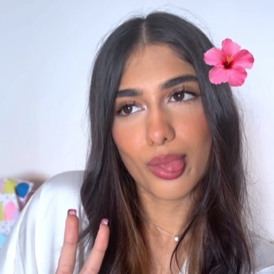 itsmeamaani_'s profile picture. either too emotional or emotionless ✌🏻