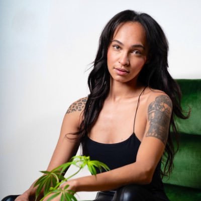 Entrepreneur•Traveler•Life Liver IG|@AriannaJinea| Sneakers,Fashion,Food, and most importantly good vibes📍 Denver ✈️ Vegas • Some might say…I’m pretty chill 😎