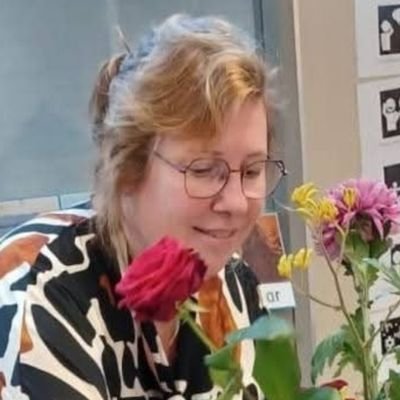 moeder van 2 puberzonen, vastelaovend, muzikaal, wijn, gek op gorilla's, grizzlyberen en op emiel! That's me!
En o ja, ik tweet op persoonlijke titel.