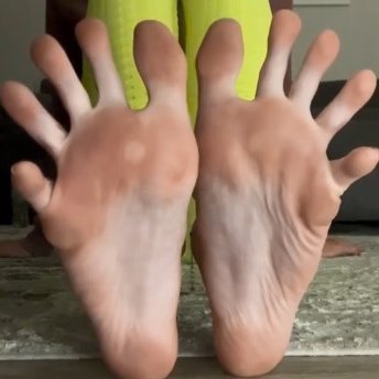 anastaouil8's profile picture. i love long toes and spread toes of women