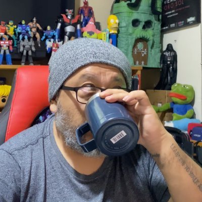 Aqui soy un personaje. Papá de @asinosedibuja y @pendedata. Mi creatividad es más famosa que yo