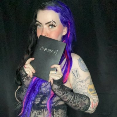 Just a sarcastic/dramatic/makeup loving vampire🦇LVL 24🖤🌶️ site⬇️ I sell content on here as well