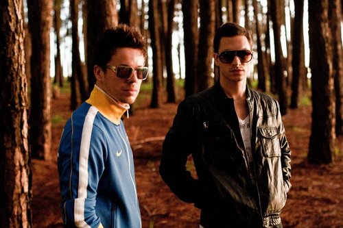 heat_emusic's profile picture. A união de dois respeitados artistas que percorreram o mundo da música adquirindo novas experiências e ritmos musicais, resultou em um novo projeto: H.E.A.T