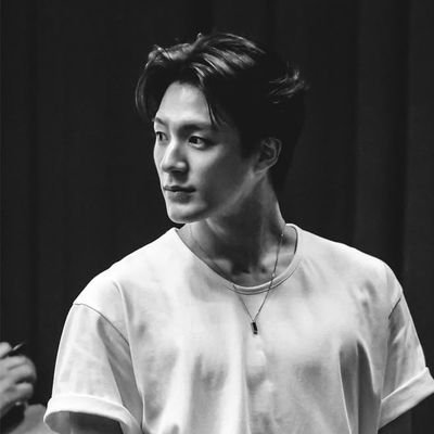 favoretes's profile picture. The boy of fleeting shadows, racing through fleeting dreams. Eyes like dusk, steps like thunder