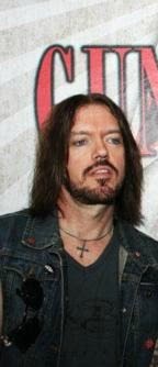 Sigam também @SantoGilby @KarolGunner @Joab_Gunner @my_axlrose  obrigado...Ah é...o dono do @SantoDizzy é um homem só pra constar.