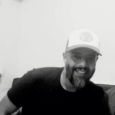 Amante del fútbol y la cocina, viajero incansable y firme creyente de que la familia es lo más importante