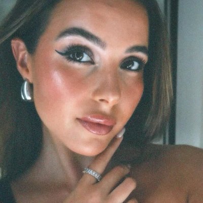 Successful woman 💼 | Travel addict ✈️🌍 | Ski enthusiast ⛷️ | Foodie 🍳 | Music lover 🎶 | Single & thriving 💃