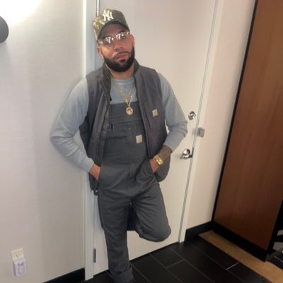 ChiTown native ,black & Italian , B.A and M.A graduate, funny and down to earth, no kids, living life to the fullest and love to travel.