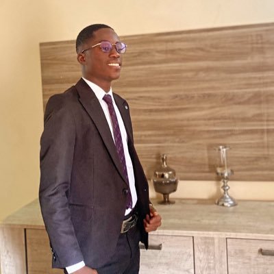« S’il tombe, il ne sera pas entièrement abattu ; car l’Éternel lui soutient la main. » Psaume 37:24 ✝️🙏🏿✨️