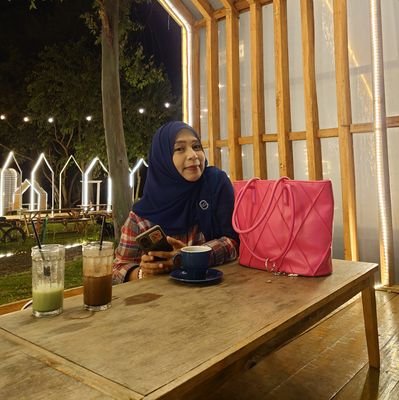 ...Wanita Bangsawan Indonesia Yang Berdiri Dengan Cara Berpikir Bangsa Yang Selamat Dan Sejahtera ©~® Sangat mencintai Tuhannya.