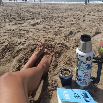 47 años, mamá, argenta y emocionalmente estable (cuando me dejan). Opino de política, GH y vínculos como si supiera.
A veces con amor, a veces con ironía.