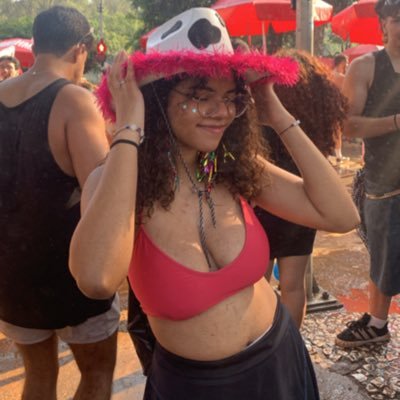 yasminmessias18's profile picture. 🌸🌸 - só USP, festa e coisas de nerdola - MKT EACH