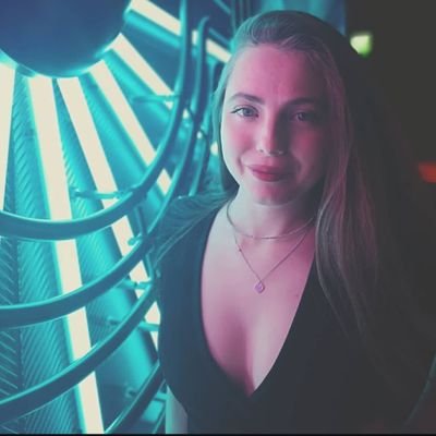 Coffee in one hand, Confidence in the other. 👸💃
discord/Carlastark