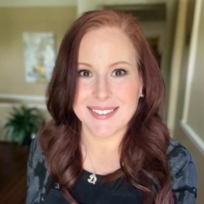 Mom... Graphic Designer... Twin... Czech... UH Cougar... Texan... Native Houstonian... Astros fan... Redhead... Durannie... Social Media Junkie.