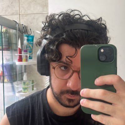Paulista, Designer, Fotógrafo e incapaz de somar quantias ímpares, além de crítico musical não oficial.
