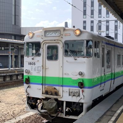 どうもこんにちは。Monブランです。絵描初心者です。好きな車両は、国鉄型車両です。特に北海道のキハ40と185系が好きです。エロ垢、変垢等々はブロック致しますので。無言フォロー失礼します!DMは反応しません。