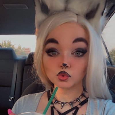 Cosplayer. Anime lover, Gamer, Adventure seeker. Crystal lover.