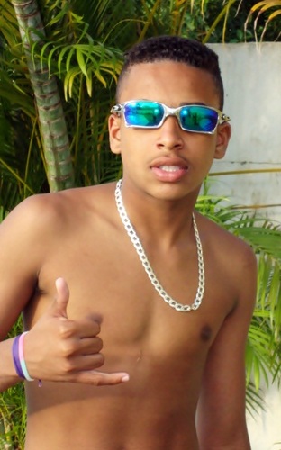 '' Encostei no meu cantinho , lágrimas , começou a rolar lembrando de ums amigos que nunca mais com nósss vai estar ''=\ Saudades Dos amigos