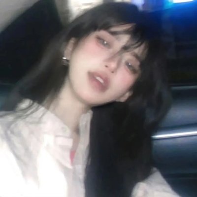 DonnaTaylo31112's profile picture. 折扇掩流光，霜华落微墙，谁家红袖曾相伴，今夜独思量。渔歌对残星，夜雨诉曾经，浮生若梦三千里，一笔写无凭。