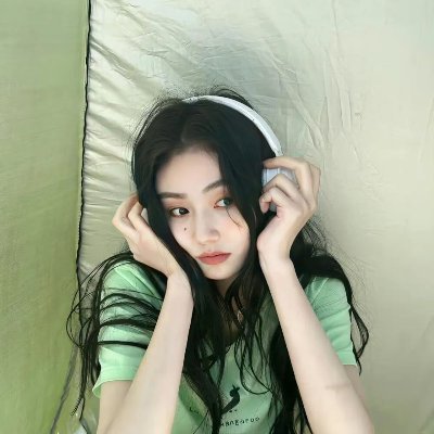 策马踏寒钟,残烛映云峰,半生风尘皆往事,独影对苍穹。陌上梨花开,微风拂旧宅,曾经燕语呢喃处,今夜满庭白。线下面基 有🚪。