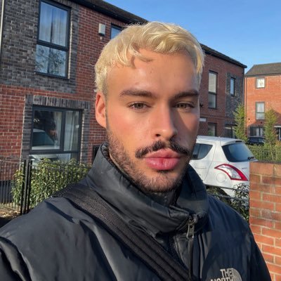 Elliott. 29. Manchester. Business Owner✨. #LOVER