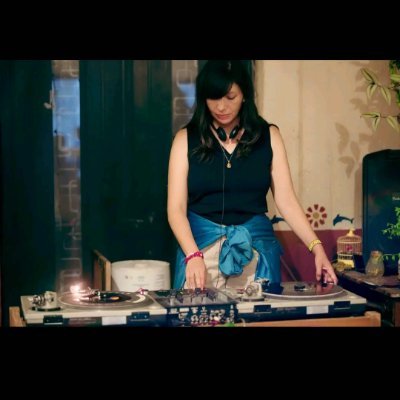 charlevs's profile picture. Escribo (Turismo de casas imposibles/Nemi)
Giro discos (Sesiones FM)
y tomo fotos https://t.co/NCYdiCFVzF