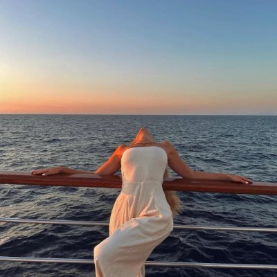 resumeoso's profile picture. Life is full of people, people come and go, you are free, self-respecting and self-loving.