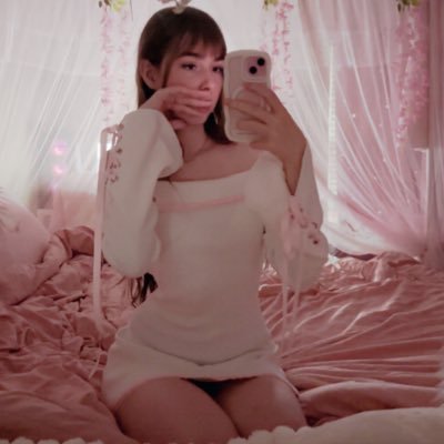 _hollybear_'s profile picture. ૮꒰ ˶• ༝ •˶꒱ა i love every girl in the world 💗